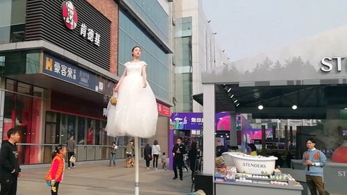 送餐路上的觀察 商家創意吸睛與農產品展銷的冷清反差